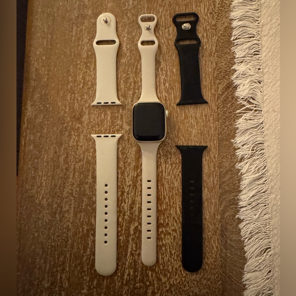 41 mm Apple Watch in color Starlight